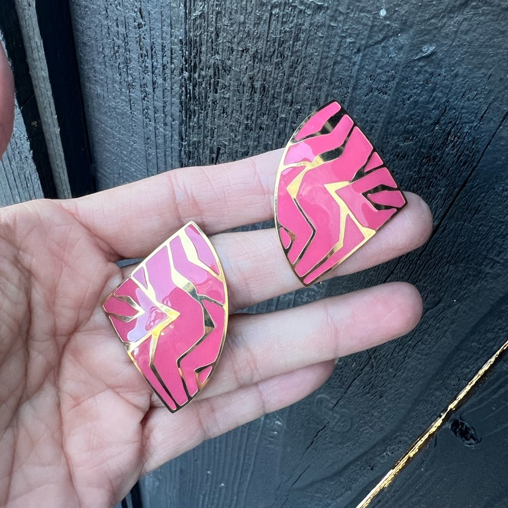 Lg. Vintage 80's Hot Pink Gold Triangle Leopard Print Enamel Clip On Earrings - Picture 3 of 3